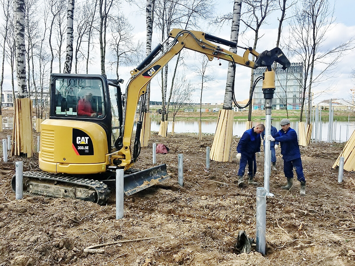 Аренда мини-экскаватора для завинчивания свай
